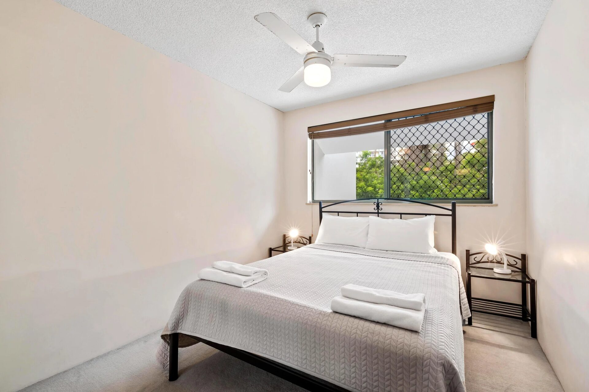 Queen bedroom with ensuite in a Two Bedroom Delux Apartment at Kings Bay Apartments